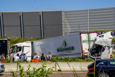 Leonberg A8: Schwerer Verkehrsunfall mit drei LKW und einem PKW legt Autobahn lahm